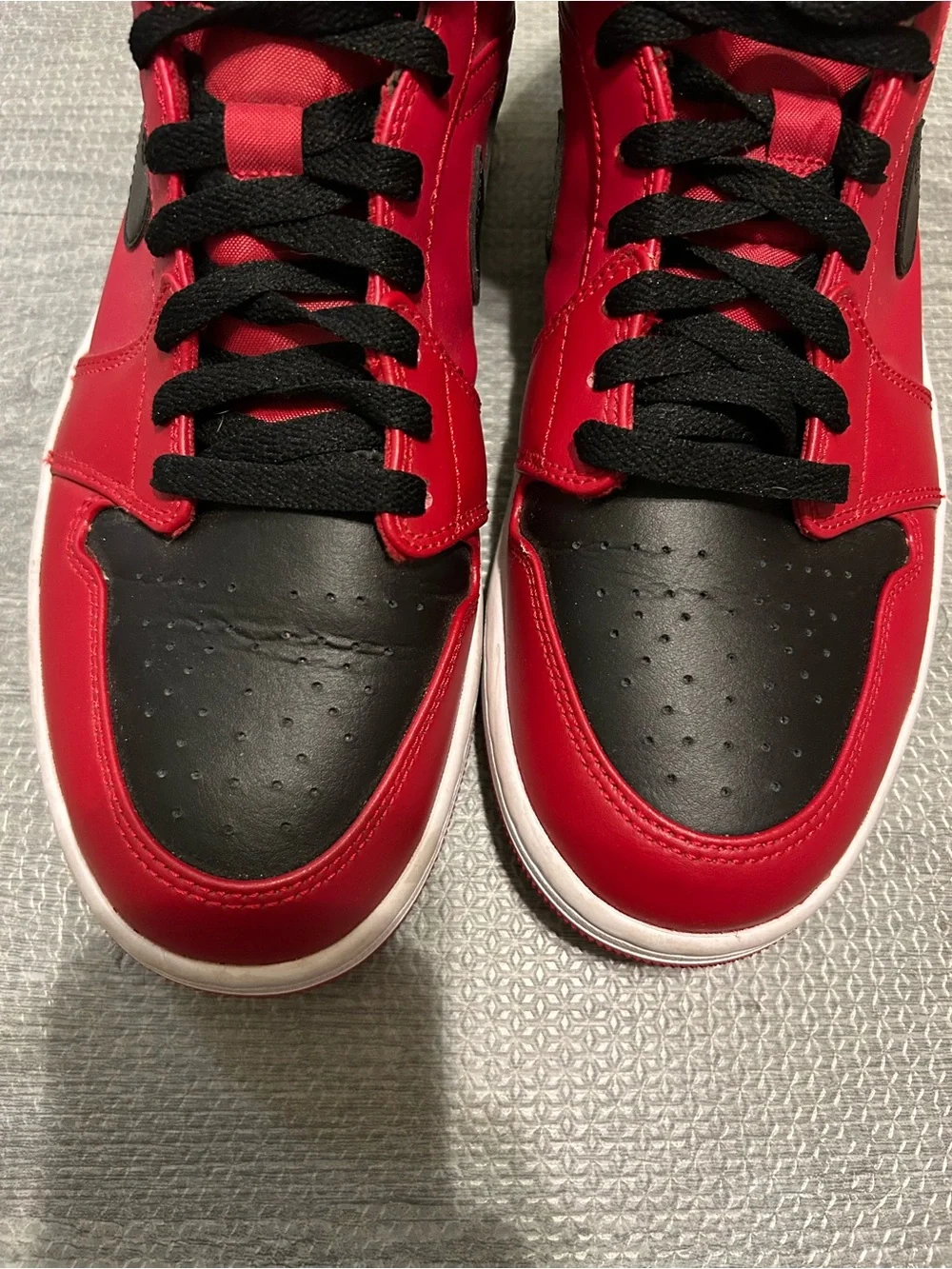 Nike Air Jordan 1 Mid Reverse Bred Size 9 Men’s.